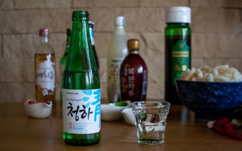 Korean drinks. Корейское саке. Чхонджу напиток. Философский соджу-кор. Чхонджу алкоголь.