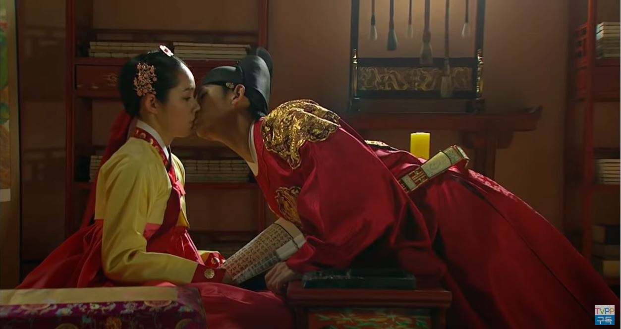 Восьмое чувство дорам. Ким Су хён поцелуй. Kim Soo Hyun Kiss.