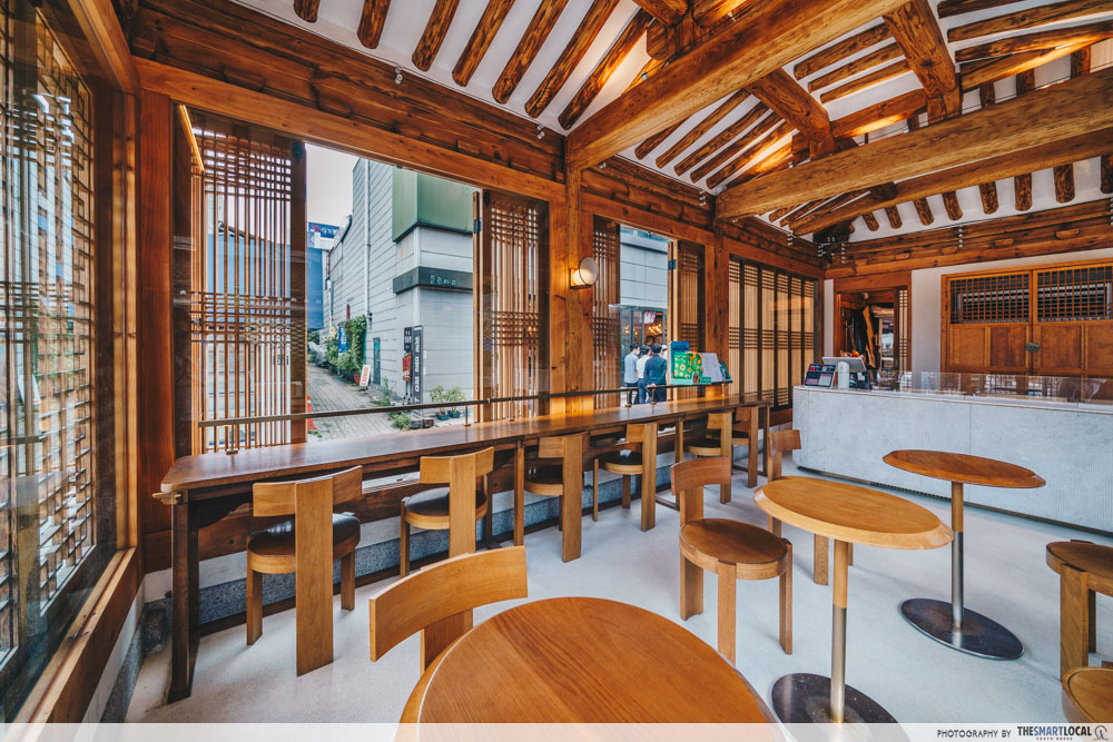 Baskin Robbins Samcheong - interior of the store 