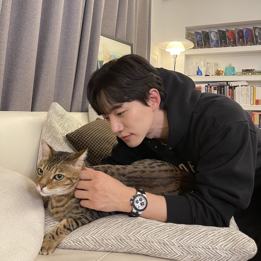 Lee Jun Ho - Lee Jun Ho with his cat Johnny