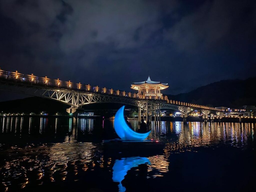 Moon boat - crescent-shaped boat that turns into blue 