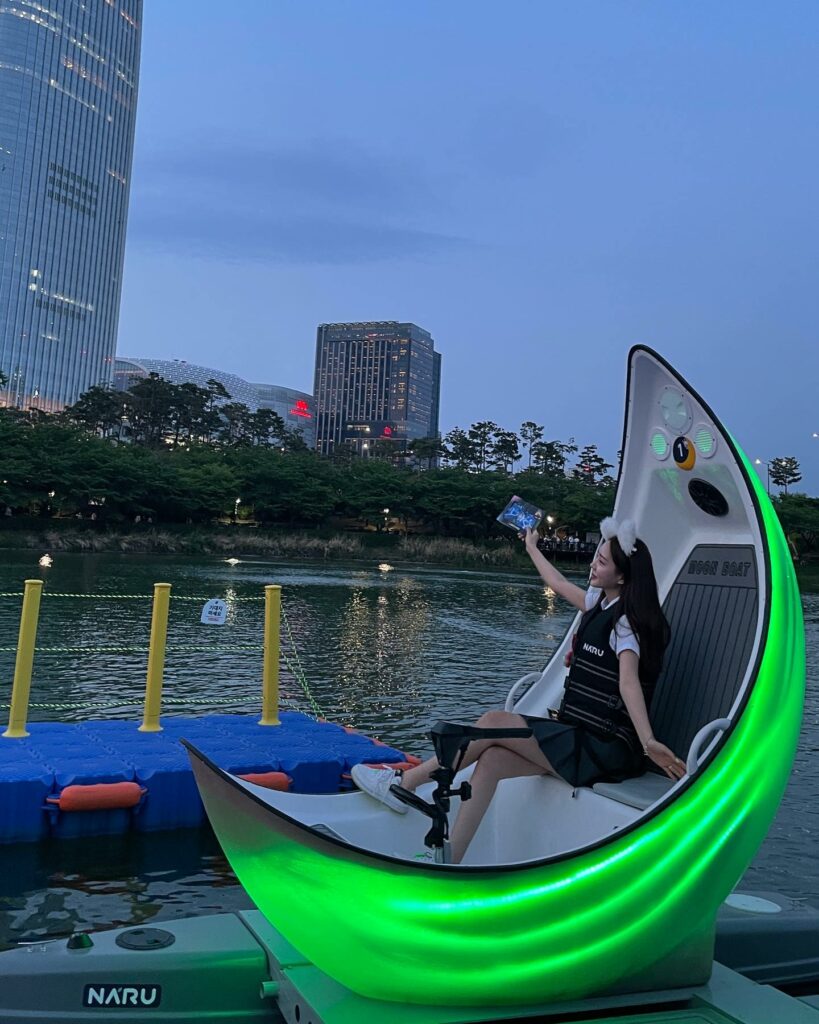 Moon boat - crescent-shaped boat 