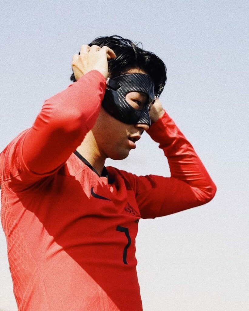 Son Heung-min kicks off World Cup training in lucky No. 7 mask : Arts &  Entertainment : News : The Hankyoreh