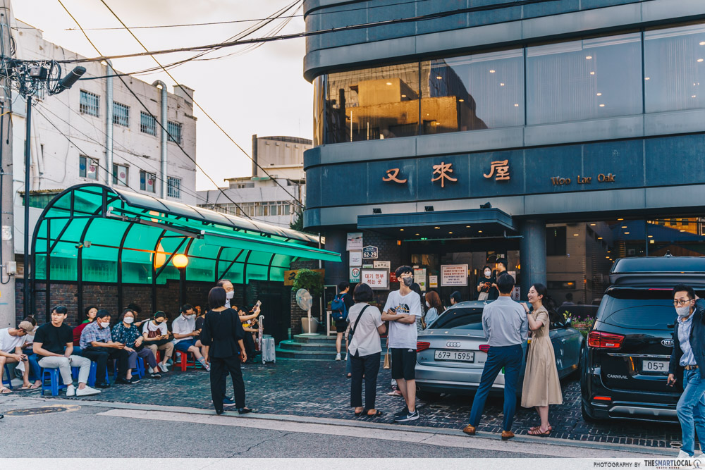 Woo Lae Oak - long queue outside the restaurant 