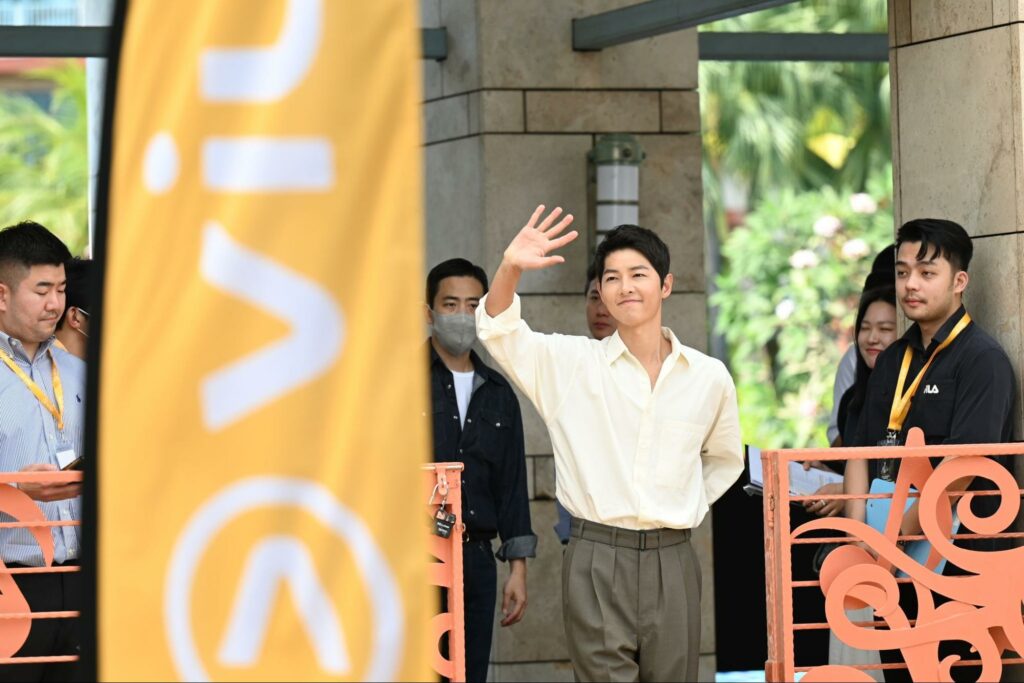 Song Joong Ki Singapore - song joong ki waving at his fans 