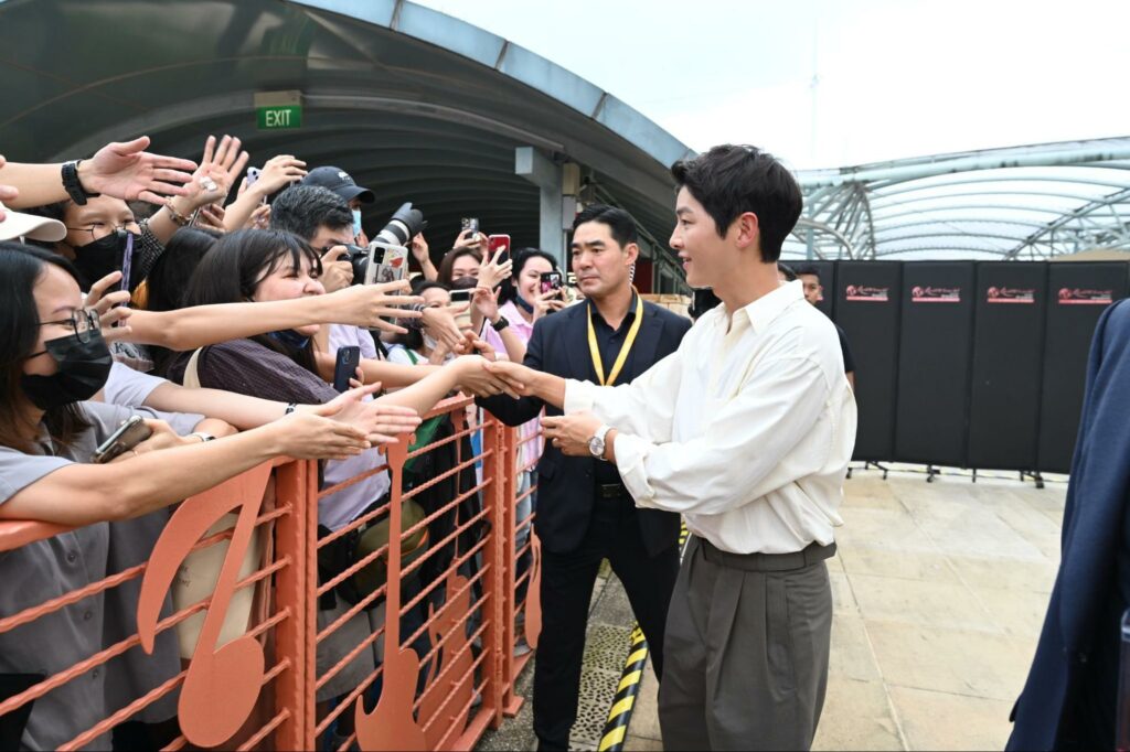 Song Joong Ki Singapore - song joong ki interacting with his fans 