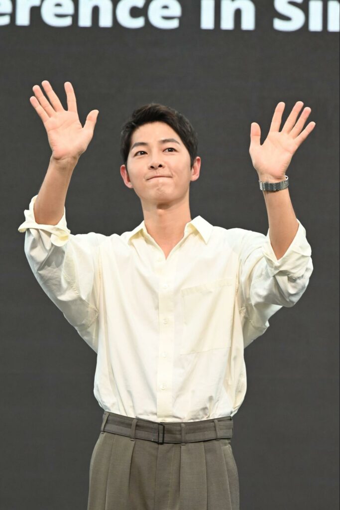 Song Joong Ki Singapore - song joong ki waving 
