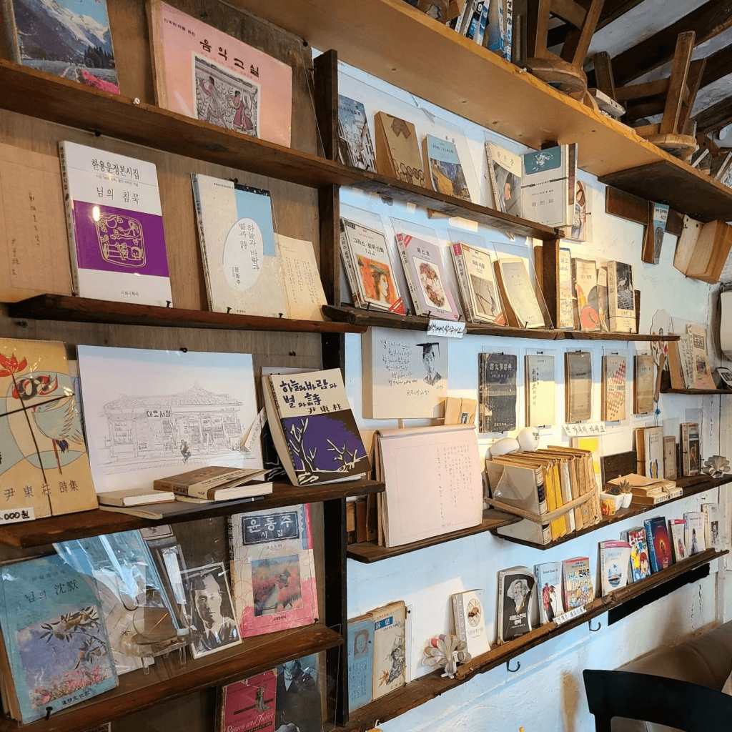 Dae-Oh Bookstore - old books 