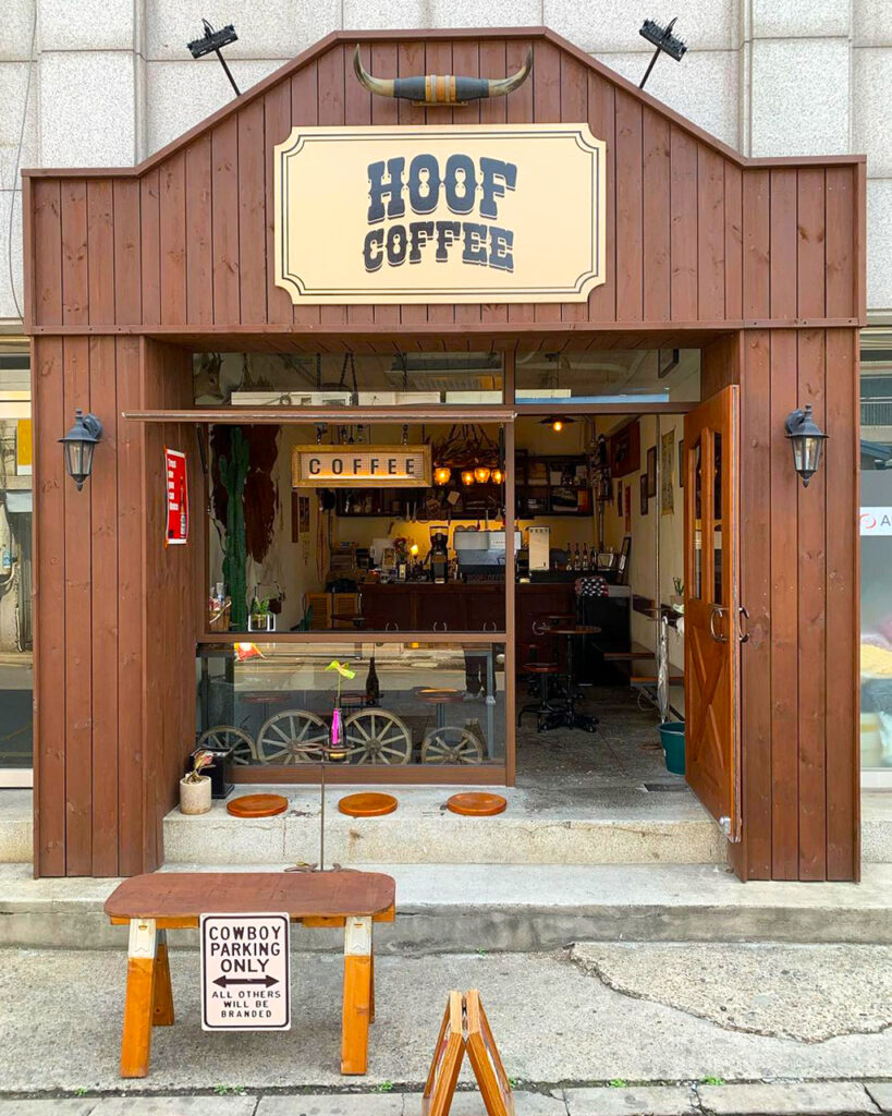 HOOF COFFEE - entrance of the cafe 