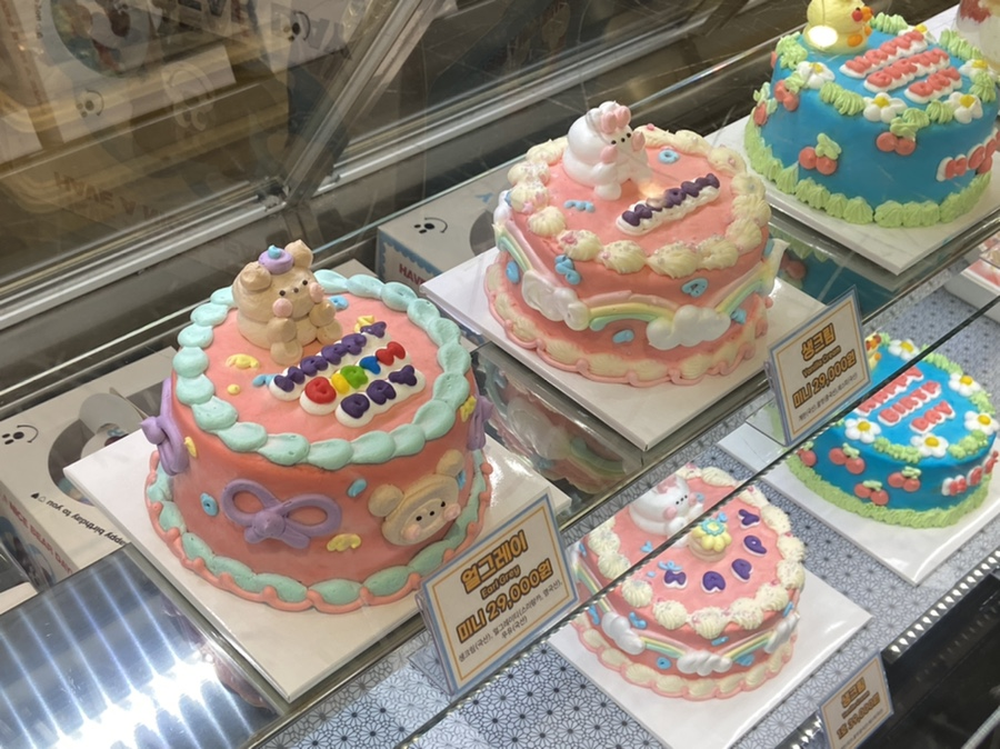 Happy Bear Day - custom design cakes 