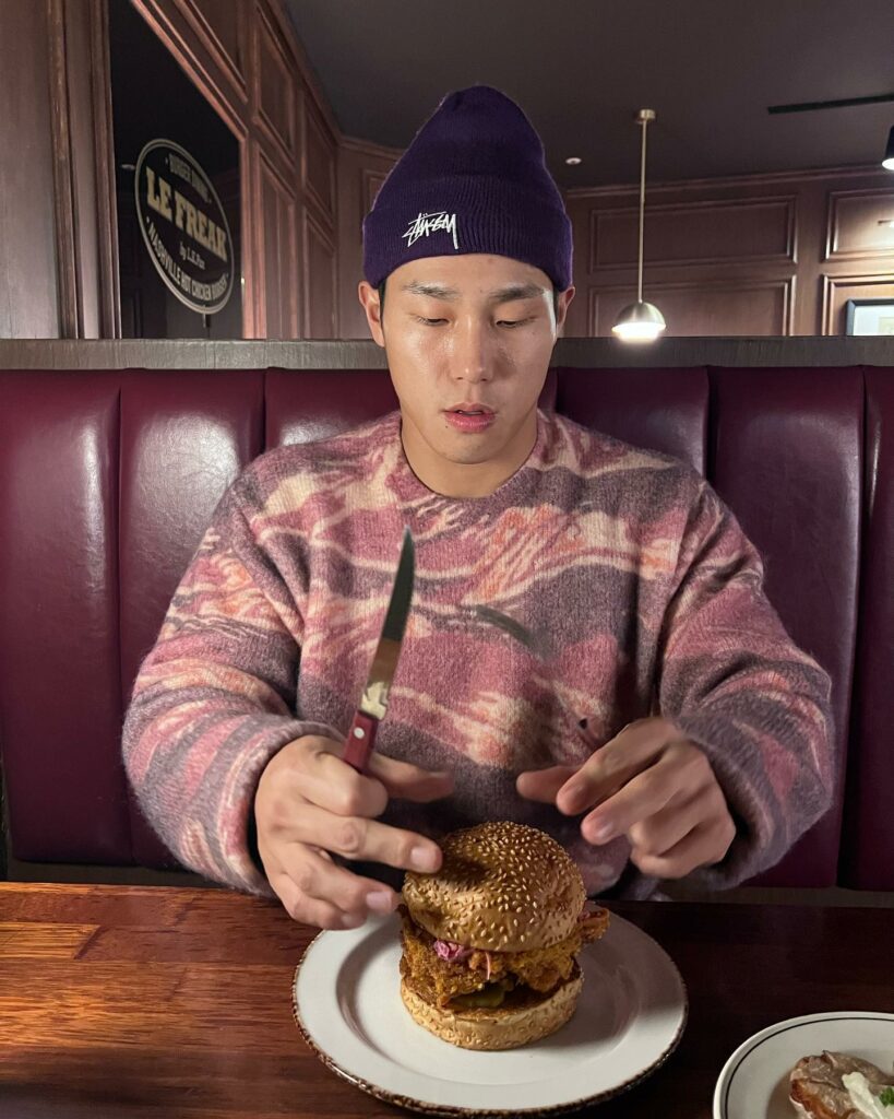 Yun Sung Bin - eating a hamburger 
