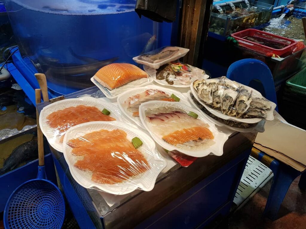 Fish markets Korea - fresh oysters and salmon 