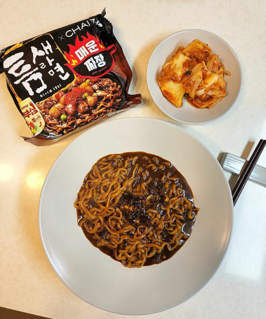Korean instant noodles - Paldo Teumsae Spicy Jjajang ramyeon