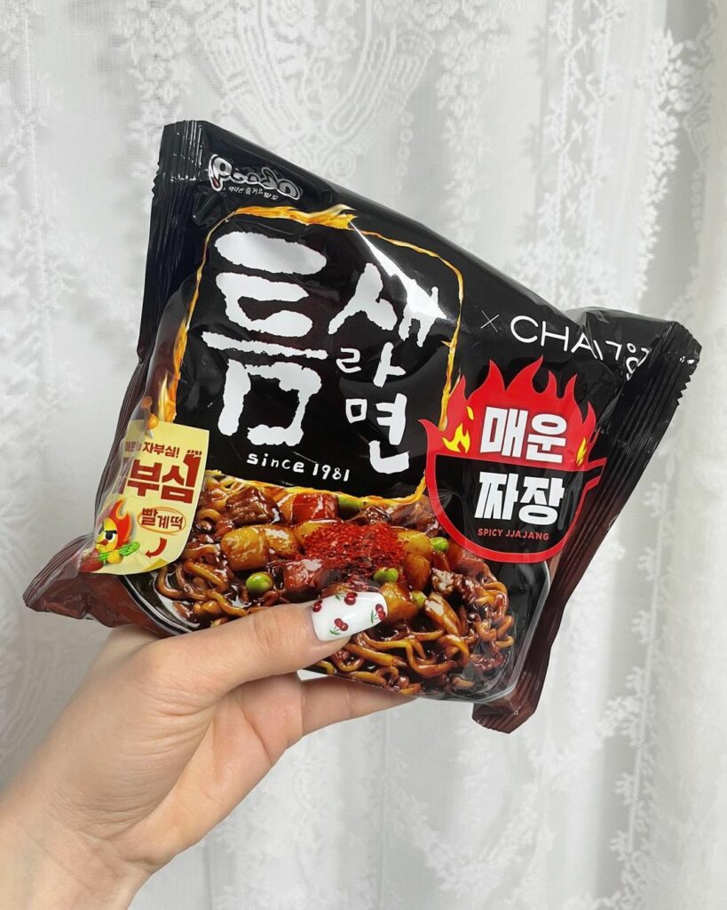 Korean instant noodles - Paldo Teumsae Spicy Jjajang ramyeon