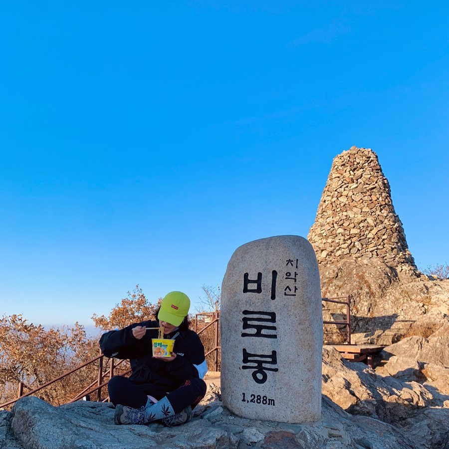 Korean instant noodles - Chamggae ramyeon while hiking