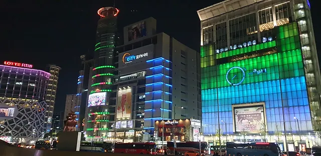 Seoul's trendiest neighbourhoods - DDP shopping