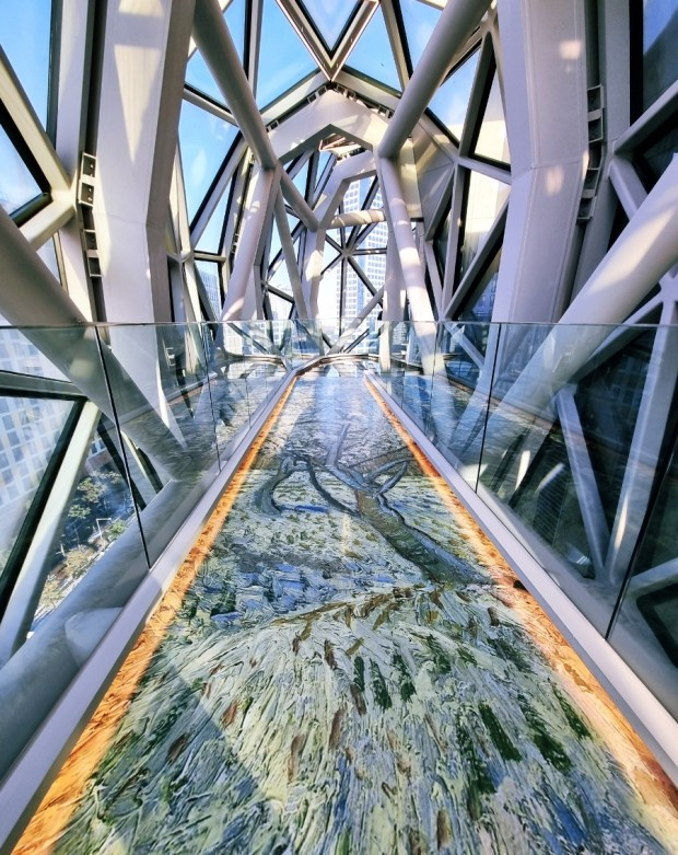7 things to do in Suwon - Galleria glass loop passageway