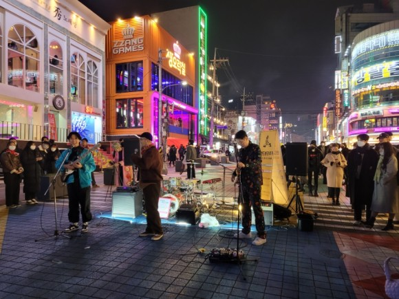 Seoul's trendiest neighbourhoods - Hongdae busking