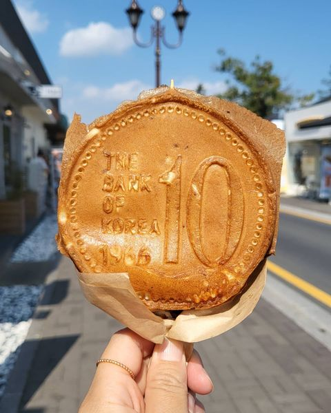 Hwangridan street - gyeongju 10 won bread 