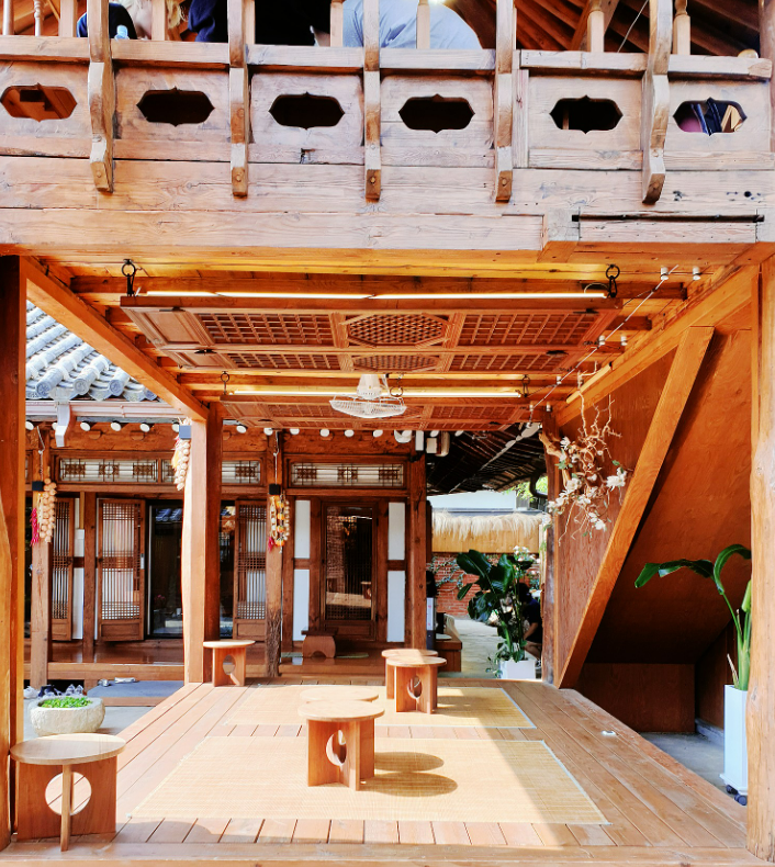 Ireulli Cafe - wooden flooring of the pavilion 