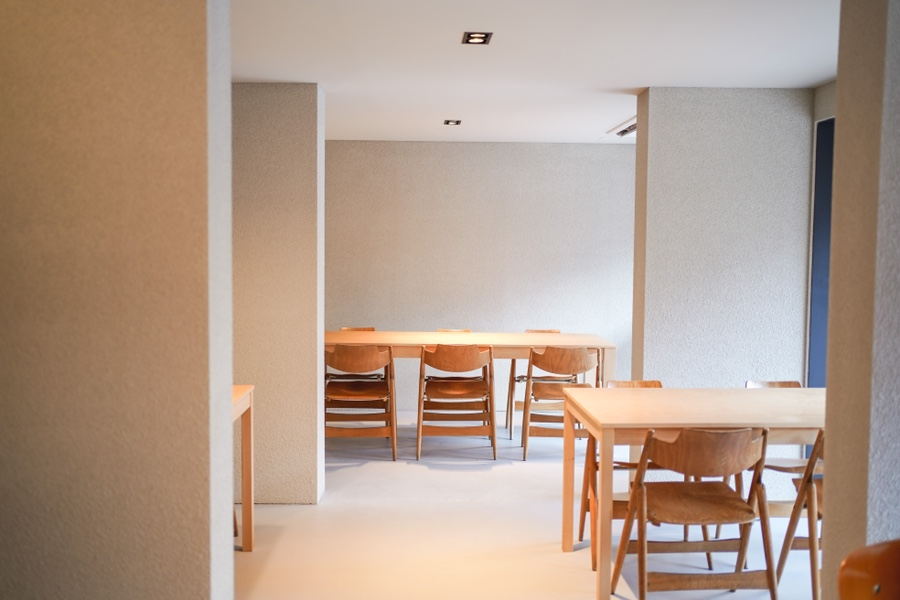 New cafes in Daegu - minimalistic interior of a cafe