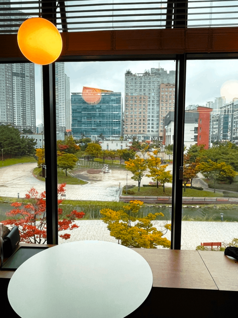 New cafes in Incheon - cafe facing a view 
