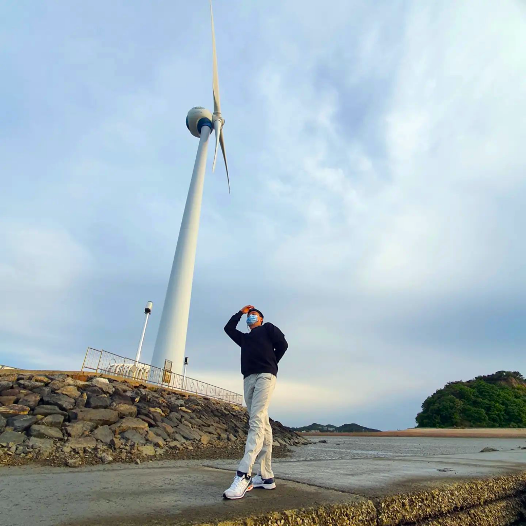 Nueseom Island - posing with the windmills