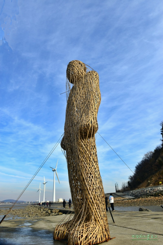 Nueseom Island - humanoid sculpture 