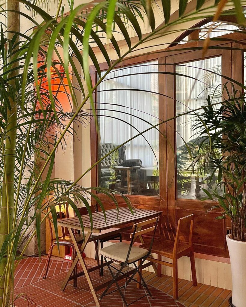 REDFIFE - interior of the restaurant 