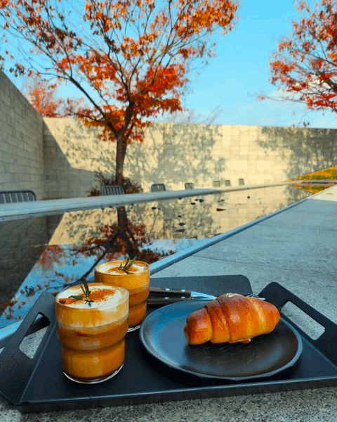 SlowButBetter - caramel latte and salted bread