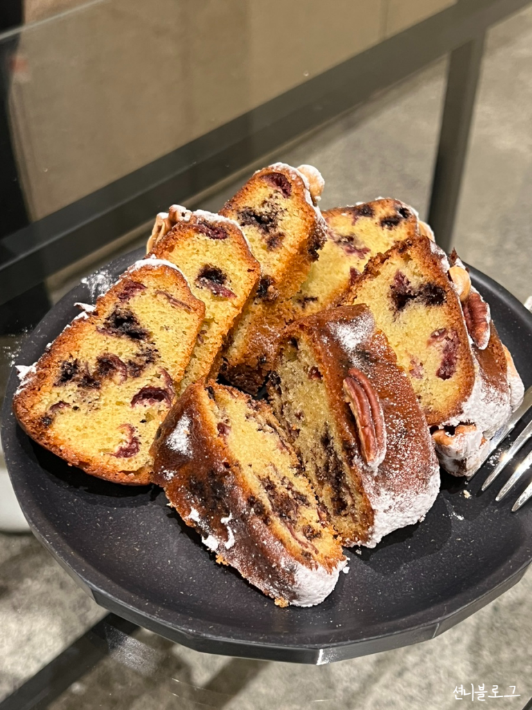 SlowButBetter - Cranberry Chocolate Chip Pound Cake 